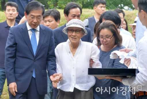 [포토]김복동 할머니와 손잡은 박원순 서울시장