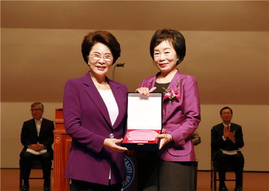 가천대 최혜순 교수(오른쪽)가 이길여 가천대 총장으로부터 감사패를 받고 있다. 