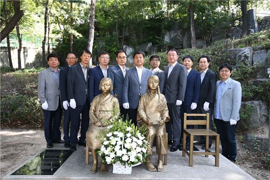 김영배 성북구청장과 간부들이 '한 중 평화의 소녀상'에 헌화했다.