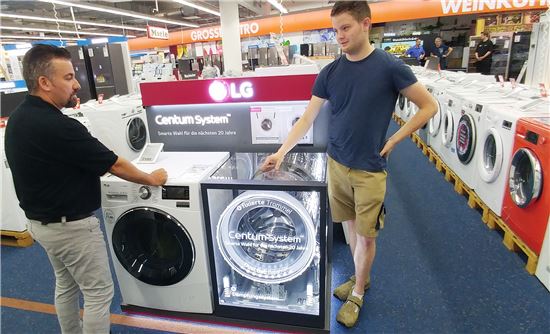 독일 가전매장에 전시된 LG전자 센텀시스템 세탁기
