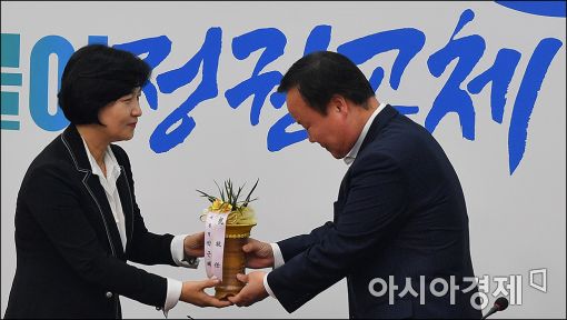 [포토]'대통령의 축하 난'받는 추미애 신임 대표