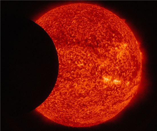 ▲태양과 SDO 사이에 달이 위치하면서 '모의 일식'이 9월1일 발생한다.[사진제공=NASA]