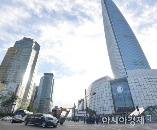 [포토]롯데월드타워 경유하는 故 이인원 부회장 운구차량
