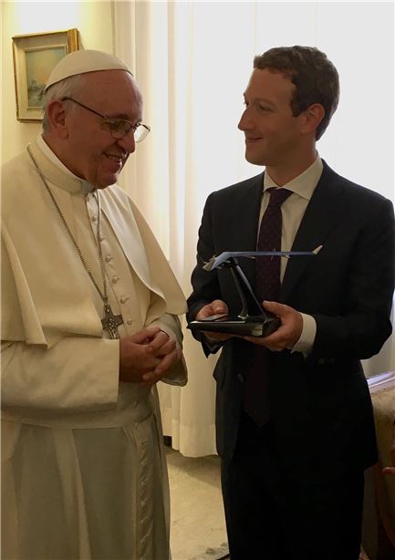마크 저커버그 페이스북 CEO가 29일(현지시간) 바티칸에서 프란시스 교황을 만나 아퀼라 드론 모형을 선물하고 있다.(사진출처:저커버그 페이스북)