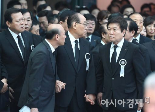 [포토]이인원 부회장 영결식 참석한 소진세-황각규 