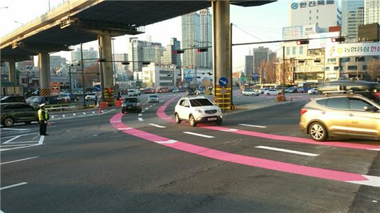 서울시, 분홍색 주행유도선으로 교차로 교통사고 줄인다