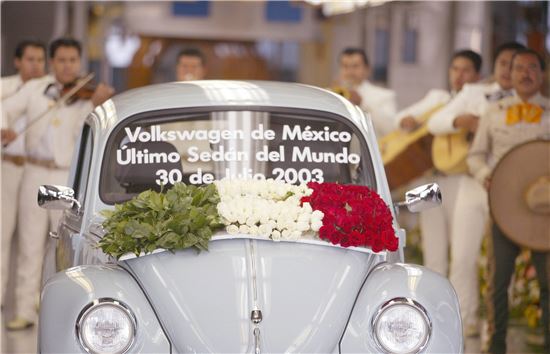 2003년 폭스바겐 멕시코공장에서 마지막 비틀 생산을 기념하는 기념식이 열리고 있는 모습<사진=폭스바겐>