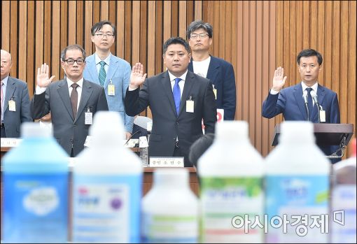 [포토]증인선서하는 김철 SK케미칼 대표