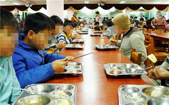 학생들이 학교에서 급식을 먹고 있다. (위 사진은 아래 기사와 관계 없음. 사진=아시아경제DB)