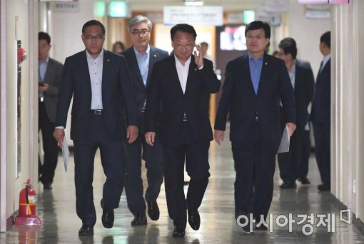 [포토]예산안 브리핑 참석하는 관계부처 장관들 