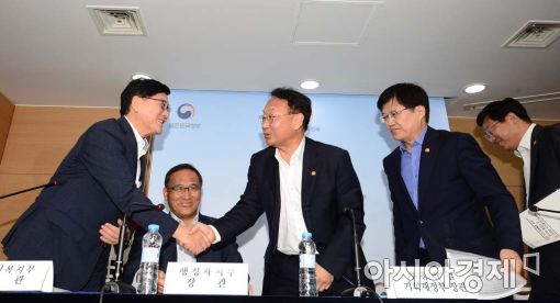 [포토]악수하는 유일호 부총리-정진엽 장관 