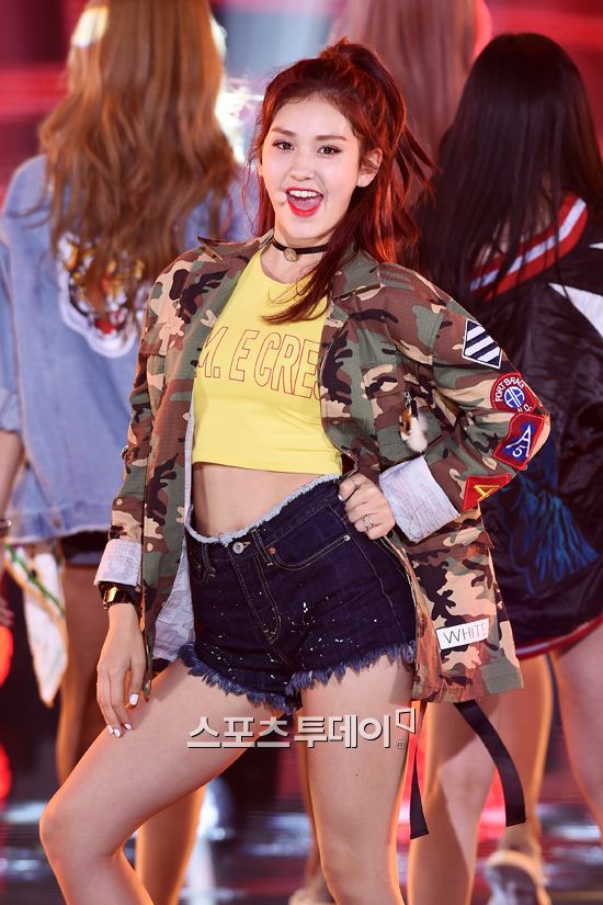 [포토]아이오아이 전소미, '센터의 탄탄한 복근'