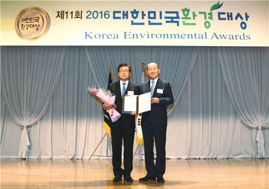 이영호 롯데푸드 대표이사(왼쪽)가 2016 대한민국환경대상온실가스 감축 부문 대상을 수상하고 기념촬영을 하고 있다.

