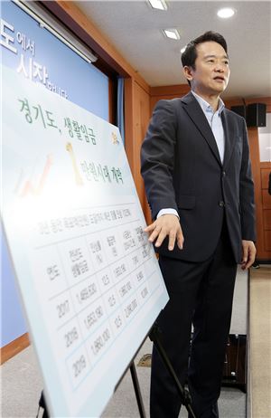 남경필 경기지사가 31일 경기도청 브리핑룸에서 생활임금 1만원시대 개막관련 기자회견을 하고 있다. 