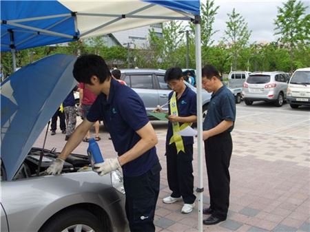 경기도자동차전문정비사업조합 성남시지회 소속 정비사들이 차량을 무상점검하고 있다.