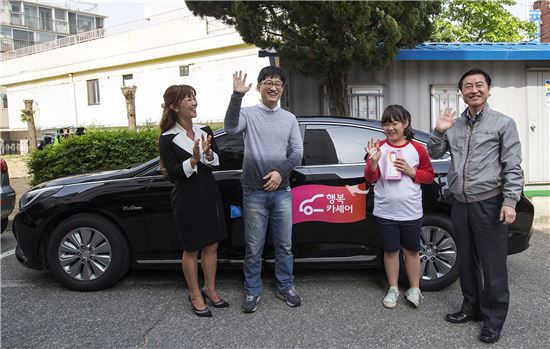 이재율 경기도 행정1부지사가 행복카셰어 수혜 대상 가족에게 차량을 전달하고 있다.