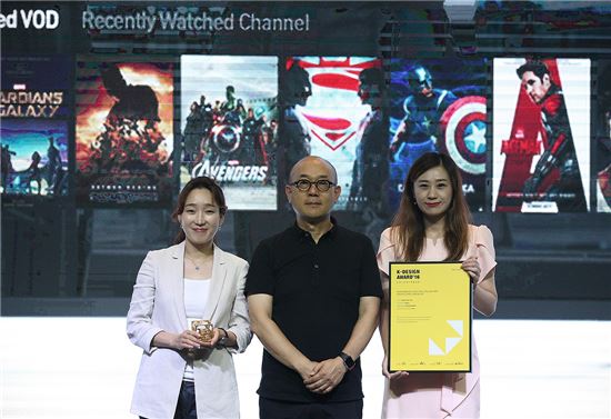 나건 ‘K-디자인 어워드16’ 심사위원장(가운데)과 SK브로드밴드 관계자들이 지난 19일 서울 여의도 글래드 호텔에서 열린 행사에서 gold winner를 시상한 뒤 사진촬영을 하고 있다.

