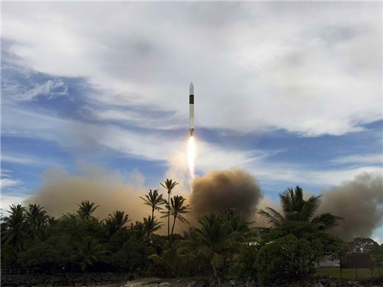 스페이스X, 재사용 로켓 사용한 최초 민간 계약 성사