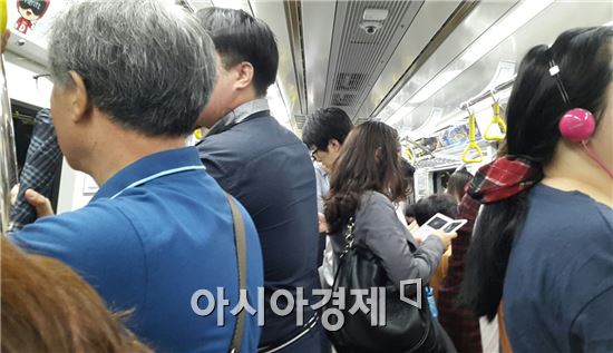 시민들이 31일부터 도입된 서울 지하철 9호선 가양~신논현 셔틀형 급행열차를 타고 있다. 사진=금보령 기자
