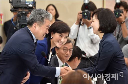 [포토]야당 의원들과 인사하는 조윤선 후보자