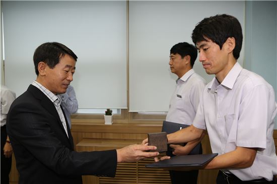 경기도소방학교 정홍영 교수가 전국소방공무원 교육훈련 경연대회에서 국민안전처장관상을 받고 있다. 