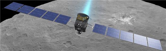 ▲왜소행성 '세레스'를 탐험하고 있는 돈 탐사선이 공전궤도를 상승시킨다.[사진제공=NASA]