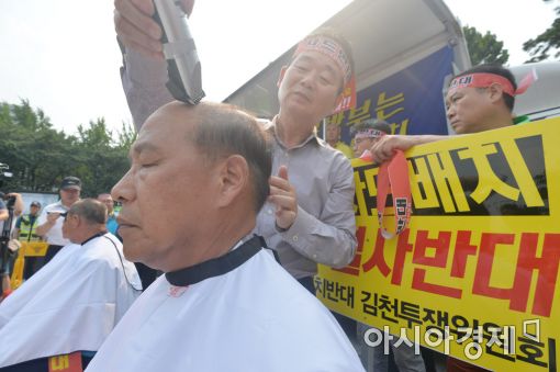 [포토]국방부 앞 김천시의원 삭발