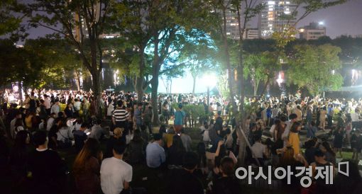 [포토]슈퍼문 인기에 북적이는 석촌호수