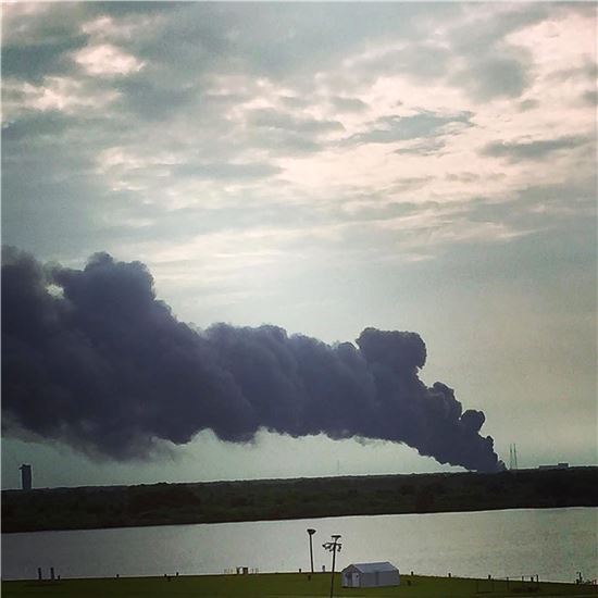 스페이스X의 '팰컨9' 로켓이 1일(현지시간) 엔진가동 시험 도중 폭발해 내뿜은 연기가 하늘로 퍼지고 있다. (사진=EPA연합뉴스)