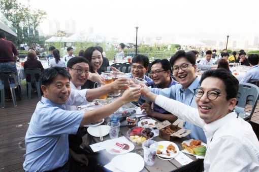 녹십자 임직원들이 1일 경기도 용인 본사에서 ‘비어파티’를 즐기고 있다.