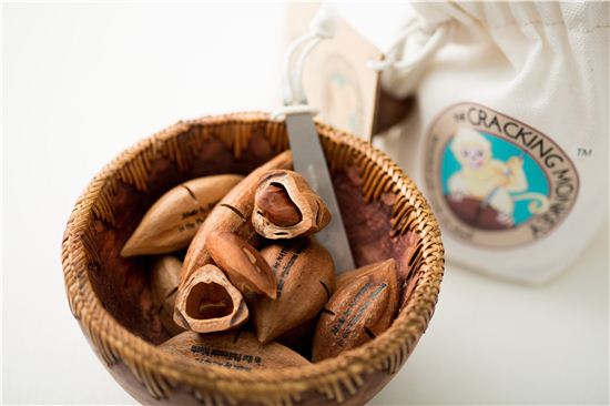 단단한 껍질에 둘러싸여 있는 필리넛은 가공 시 칼집을 내 주는 공정이 포함된다.