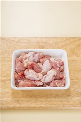 1. 닭 다리살은 먹기 좋은 크기로 잘라서 소금과 후춧가루에 5분 정도 버무린다.
