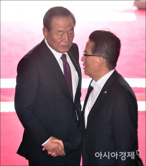 [포토]손 잡은 서청원·박지원