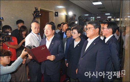 [포토]새누리, 국회의장 사퇴 결의문 발표