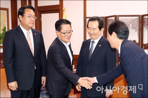 [포토]인사하는 박지원·우상호