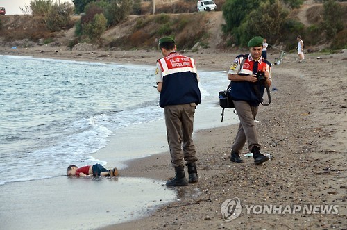 터키 해변에서 사망한 채 발견된 난민 꼬마 아일란 쿠르디 [EPA=연합뉴스]