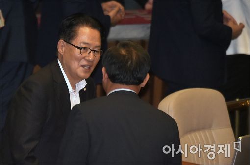 [포토]이야기하는 박지원·이정현