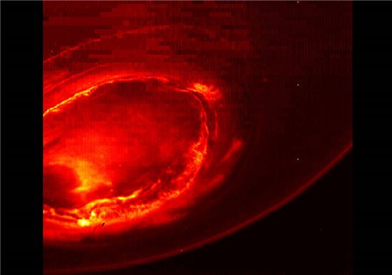 ▲지구에서는 보기 힘든 목성의 남극광이 주노 탐사선에 '딱!' 걸렸다.[사진제공=NASA]