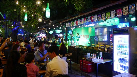 베트남 하노이에 위치한 '하이트진로 소주클럽'에서 다양한 문화를 즐기며 참이슬을 마시는 현지인들 모습.