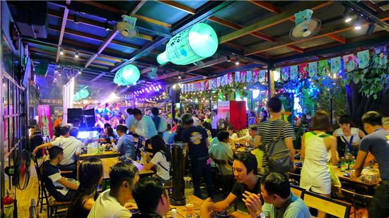 하이트진로 베트남 법인이 하노이 시내에 오픈한 팝업스토어 진로 소주클럽에 수 많은 베트남 젊은 소비자들이 방문해 한국 소주를 즐기고 있다.