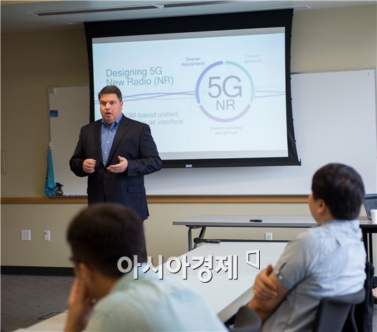3일(현지시간) 미국 캘리포니아 샌디아고 퀄컴 본사에서 맷 그로브 퀄컴 총괄 부사장(최고기술책임자)이 5G 기술에 대해 소개하고 있다.