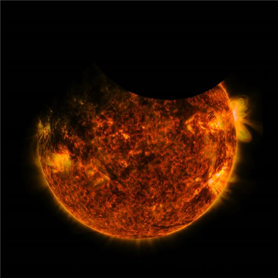 ▲지구(왼쪽 위쪽 흐릿한 부분)와 달(오른쪽 위쪽 선명한 부분)이 태양 앞을 동시에 지나고 있다.[사진제공=NASA/SDO] 