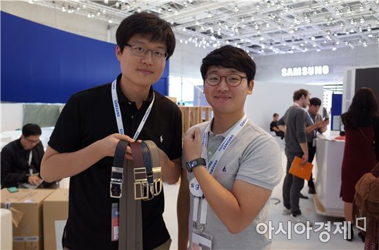 ▲'IFA 2016'에 참석한 WELT의 강성지 대표(좌)와 최현철 이놈들연구소 대표(우).