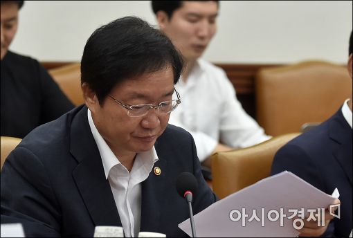 [포토]자료 검토하는 김영석 장관