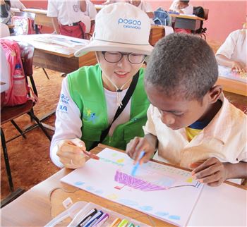 ▲포스코대우 자원봉사자가 인도네시아 느가라 초등학교 방과후 교실에서 미술 교육을 진행하고 있다.

