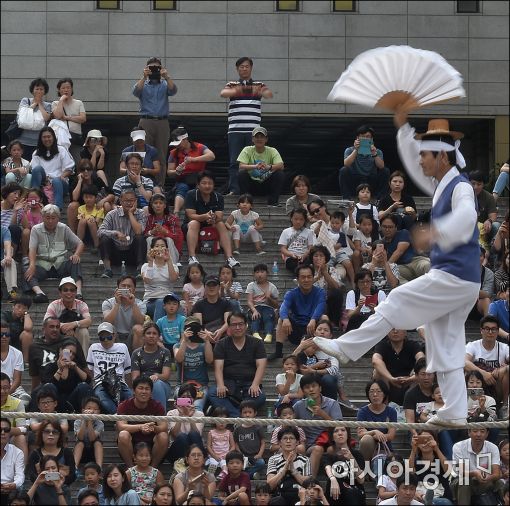 [포토]아찔한 줄타기 공연
