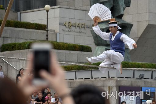 [포토]아슬아슬 줄타기 