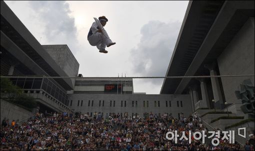 [포토]아슬아슬 줄타기 