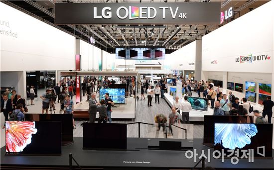 ▲'IFA 2016' 관람객들이 LG전자 부스에서 올레드TV를 살펴보고 있다. (제공=LG전자)