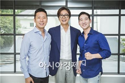 홈클리닝 서비스 기업 와홈이15억원 규모의 투자를 유치했다. 사진은 지난해 최대 투자자인 배용준씨(가운데)와 와홈의 이웅희 공동대표(오른쪽), 한에드워드 공동대표(왼쪽).